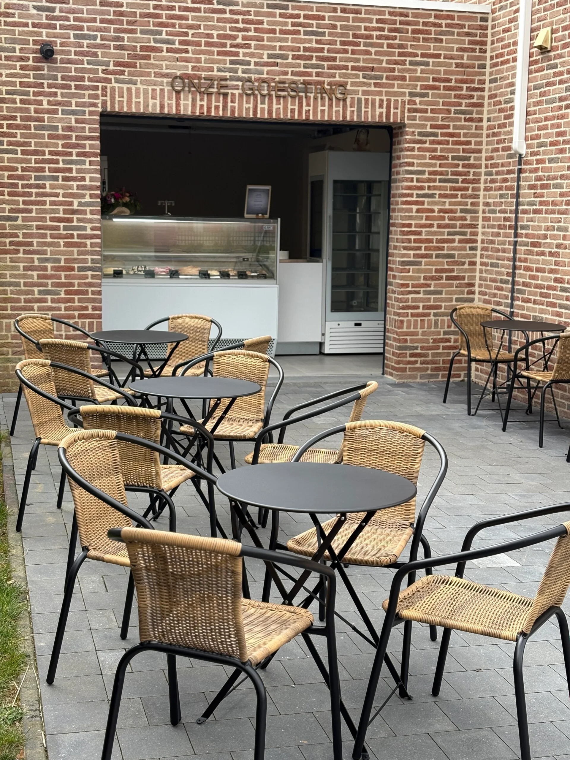 Terras van ijssalon Onze Goesting