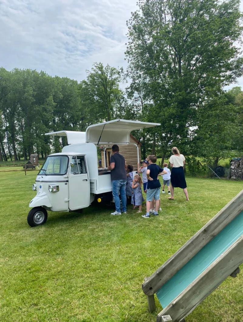 Vespa-ijswagen van Onze Goesting voor feesten in Limburg